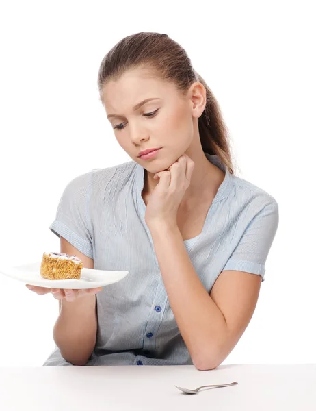 Jolie jeune femme mangeant du gâteau. Isolé — Photo