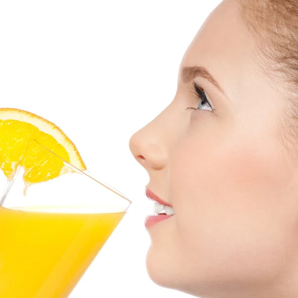 分離されたオレンジ ジュースのガラスを持つ若い女 — ストック写真