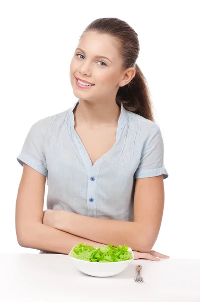 Mooie jonge vrouw sla salade eten. geïsoleerd — Stockfoto