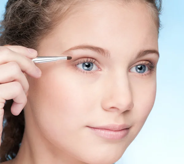Zone oogschaduw make-up door dunne borstel — Stockfoto
