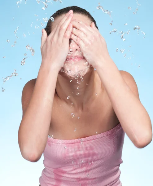 洗浄に直面して冷たい水でお風呂で少女 — ストック写真