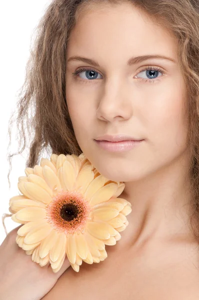 Mooi meisje met perfecte huid en bloem — Stockfoto