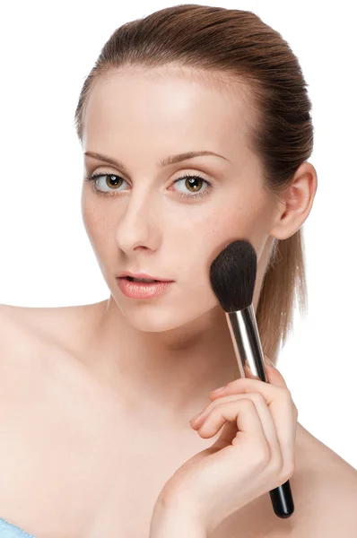 Mooie jonge volwassen vrouw toepassing van kosmetische borstel — Stockfoto