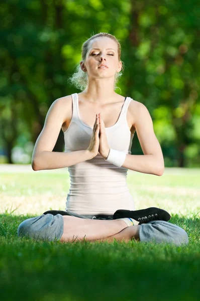 Mujer joven haciendo ejercicio de yoga — Foto de Stock