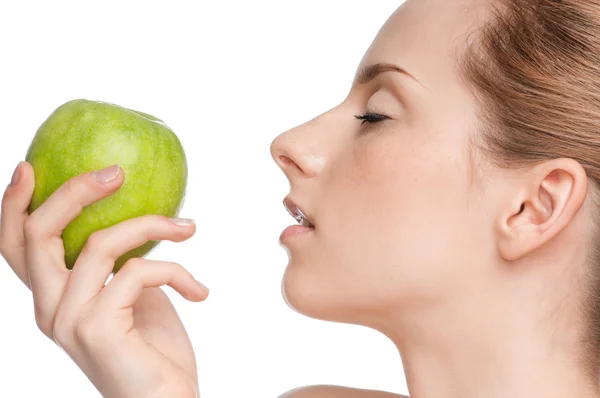 Žena jíst zelené jablko — Stock fotografie
