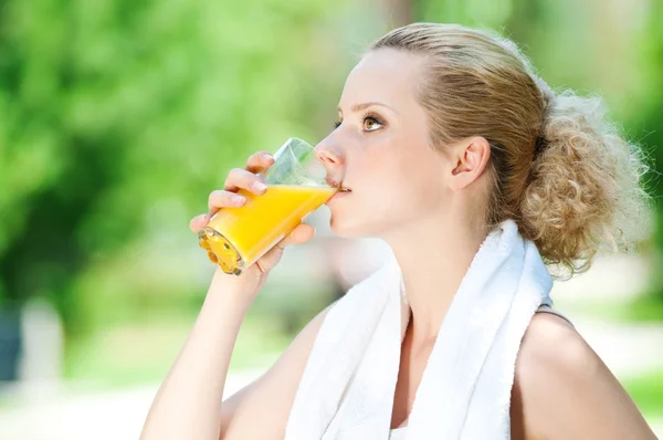 Žena pití šťávy po cvičení — Stock fotografie