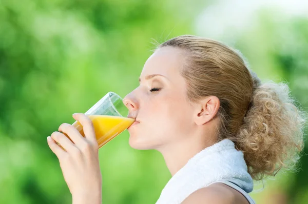 Donna che beve succo dopo l'esercizio — Foto Stock