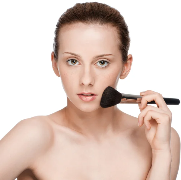 Vacker ung vuxen kvinna tillämpa kosmetiska borste — Stockfoto