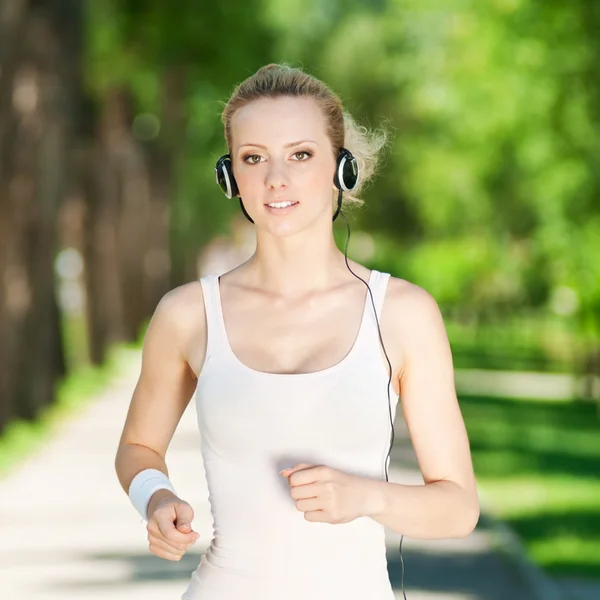 緑豊かな公園で走っている若い女性 — ストック写真