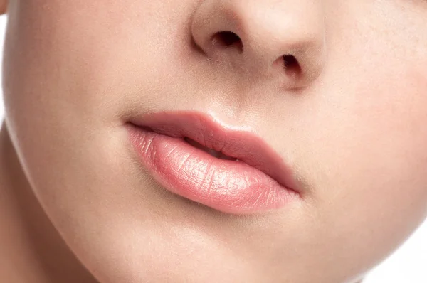 美しさ若い女性のクローズ アップの唇 — ストック写真