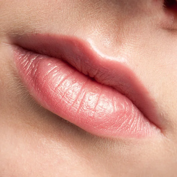 Крупным планом губы красоты молодой женщины — стоковое фото