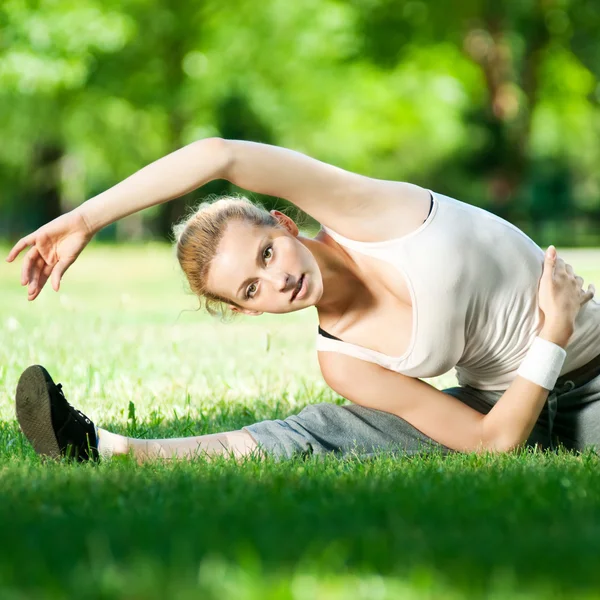 Nuori nainen tekee jooga liikunta — kuvapankkivalokuva