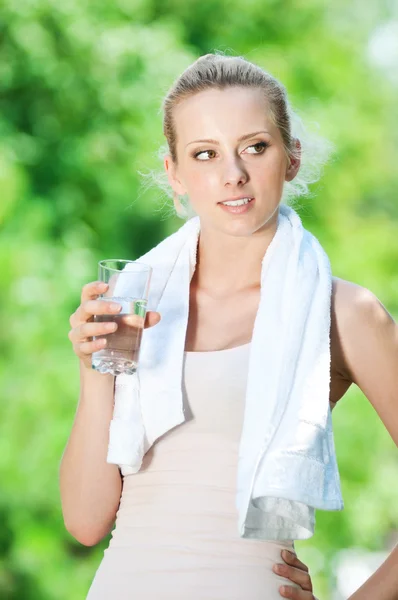 Nő ivóvíz edzés után — Stock Fotó