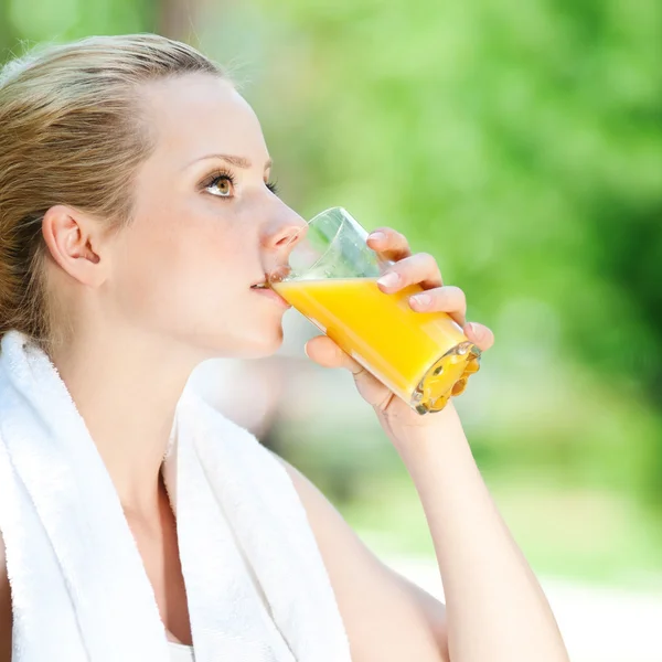 Woman drinking juice after exercise — Stock Photo, Image