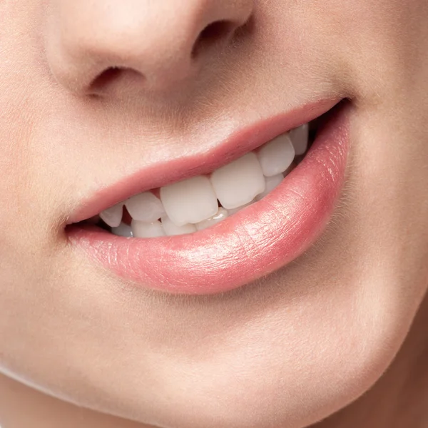 Close-up lábios de beleza jovem mulher — Fotografia de Stock