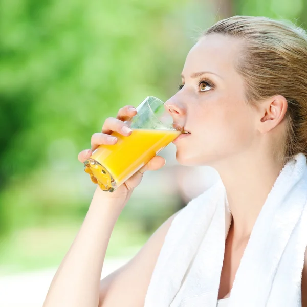 Mulher bebendo suco após o exercício — Fotografia de Stock