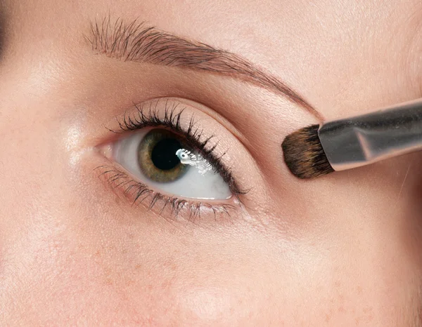 Γυναίκα εφαρμογή καλλυντικά πινέλο μάτι ζώνη — Φωτογραφία Αρχείου