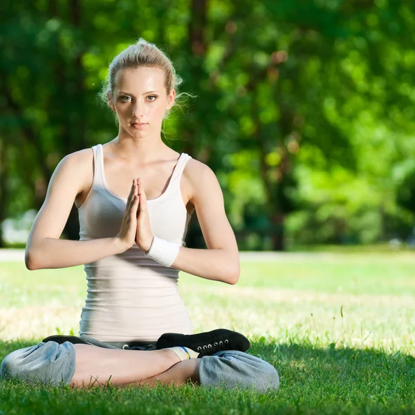 Jovem mulher fazendo exercício de ioga — Fotografia de Stock