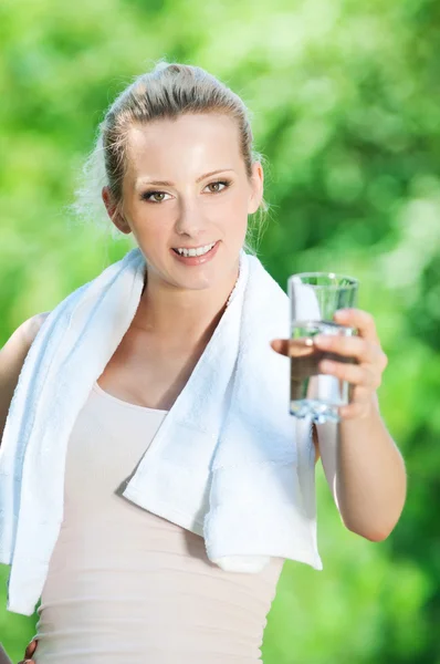 Kobieta pijąca wodę po treningu — Zdjęcie stockowe