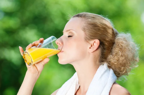 Женщина пьет сок после тренировки — стоковое фото