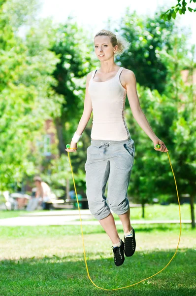 Femme avec corde à sauter au parc — Photo