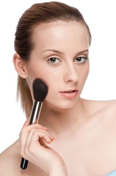 Krásná mladá žena dospělých použití kosmetické štětce — Stock fotografie