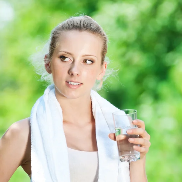 Donna che beve acqua dopo l'esercizio — Foto Stock