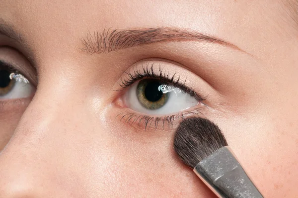 女人化妆品油漆刷在眼区中的应用 — 图库照片