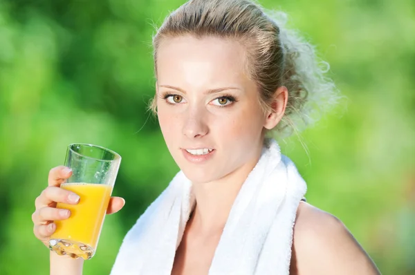 Femme boire du jus après l'exercice — Photo