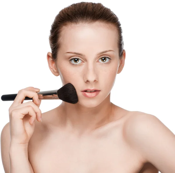 Güzel genç yetişkin kadın kozmetik fırça uygulamak — Stok fotoğraf