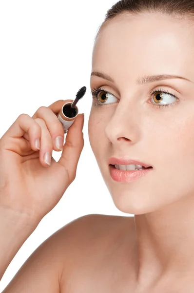 Beautiful woman applying mascara on her eyelashes — Stock Photo, Image