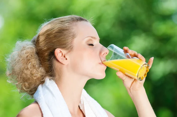 Žena pití šťávy po cvičení — Stock fotografie