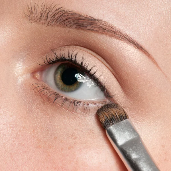 Kozmetik boya fırça göz bölge üzerinde uygulama kadın — Stok fotoğraf