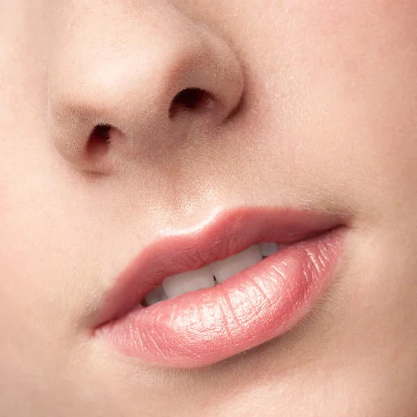 Primo piano labbra di bellezza giovane donna — Foto Stock