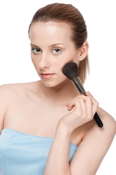 Gyönyörű fiatal felnőtt nőt alkalmazó kozmetikai ecset — Stock Fotó