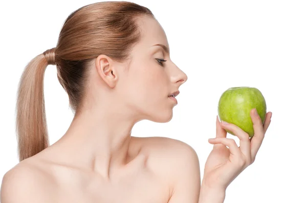 Žena jíst zelené jablko — Stock fotografie