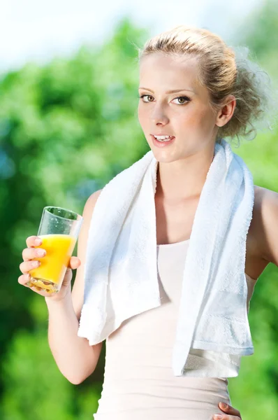 Donna che beve succo dopo l'esercizio — Foto Stock