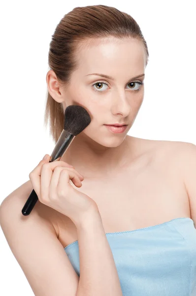 Vacker ung vuxen kvinna tillämpa kosmetiska borste — Stockfoto