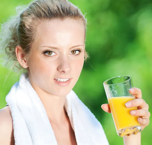 Mujer bebiendo jugo después del ejercicio — Foto de Stock