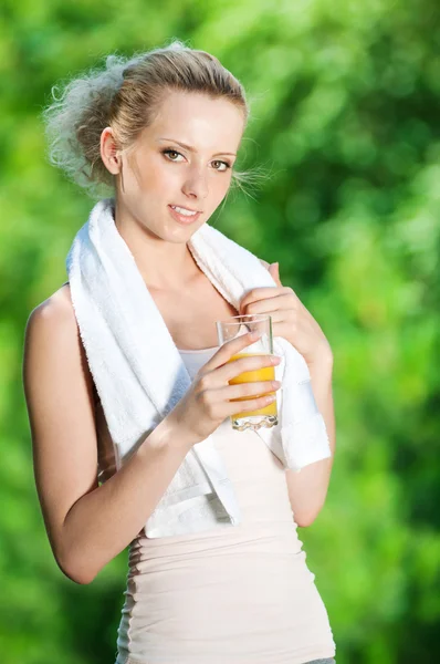Egzersiz sonrası suyu içme kadın — Stok fotoğraf