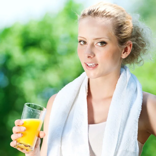 Mulher bebendo suco após o exercício — Fotografia de Stock