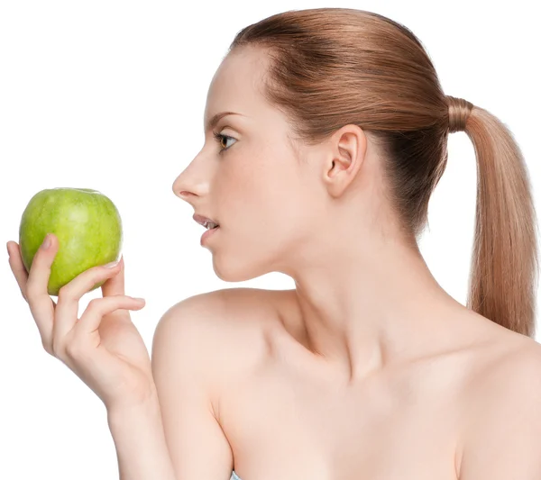 女性は緑のリンゴを食べる — ストック写真