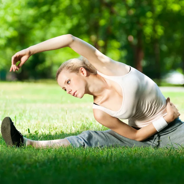 Yoga yapan genç bir kadın. — Stok fotoğraf