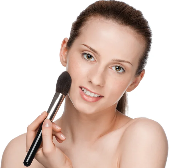 Bella giovane donna adulta che applica pennello cosmetico — Foto Stock