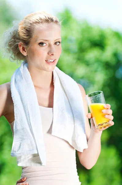 Mujer bebiendo jugo después del ejercicio — Foto de Stock