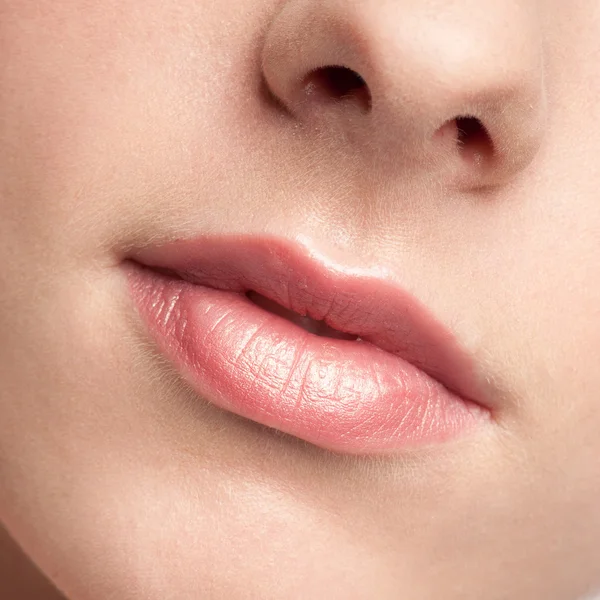 Közeli ajkak szépségét fiatal nő — Stock Fotó