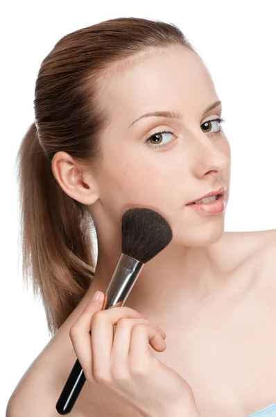 Krásná mladá žena dospělých použití kosmetické štětce — Stock fotografie