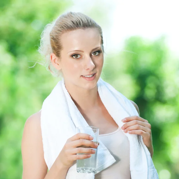 Kvinna dricksvatten efter träning — Stockfoto