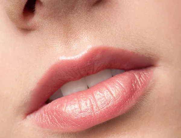 Nahaufnahme Lippen der Schönheit junge Frau — Stockfoto