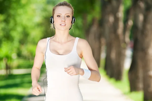 Mujer joven corriendo en el parque verde —  Fotos de Stock